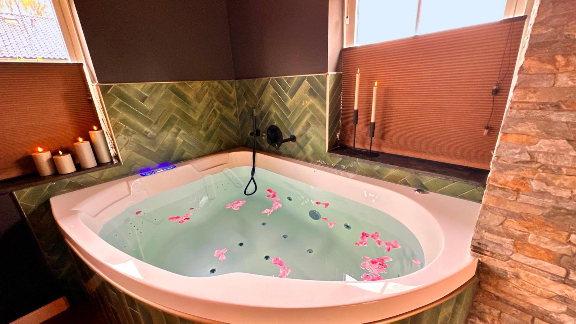 Wellness Tuin - Ultieme Partner Beleving - St Hubertus Suite Met Jacuzzi ,Openhaard, Prive Hottub En Prive Sauna In Jachthut Stijl Horst Zewnętrze zdjęcie